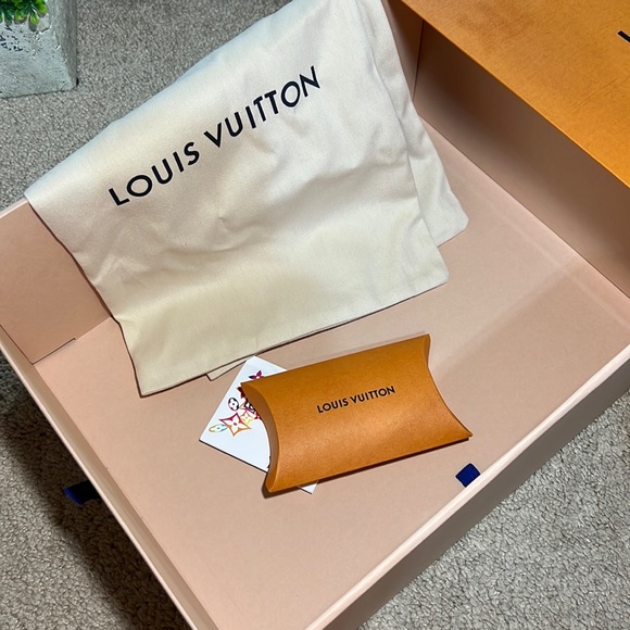 LOUIS VUITTON EPI MATCH UP SNEAKERS WHITE size 7 TV $1200 - Picture 5 of 8